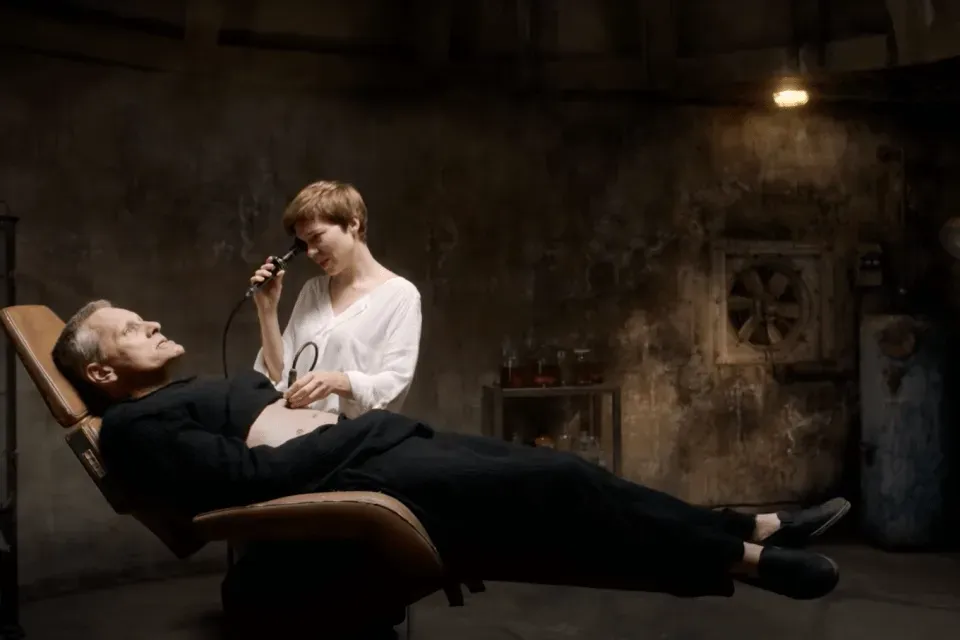 Lea Seydoux examines Viggo Mortensen's abdomen in Crimes of the Future.